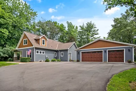250 Old Wildwood Rd, Mahtomedi, MN 55115