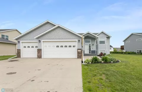 4370 54th St S, Fargo, ND 58104