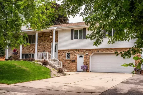 302 21st St NW, Austin, MN 55912