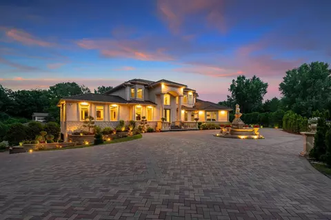 33 Mallard Rd, North Oaks, MN 55127