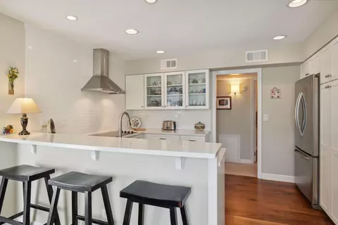 6075 Lincoln Dr #204, Edina, MN 55436