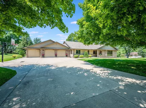 1029 Highland Dr, Blue Earth, MN 56013