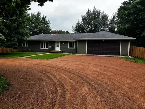129 Mackenthun Ln, Norwood Young America, MN 55368