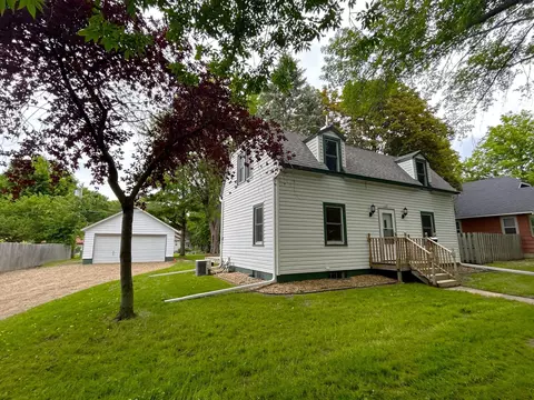 1325 14th St E, Glencoe, MN 55336