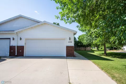 1534 Suntree Dr, West Fargo, ND 58078