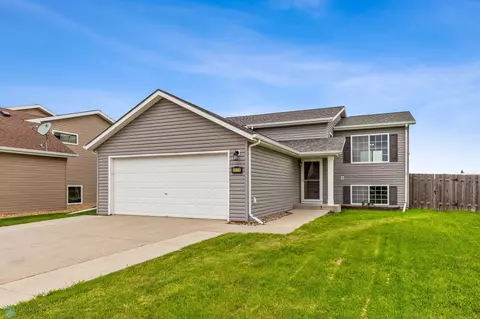 6054 Bennett Ct S, Fargo, ND 58104