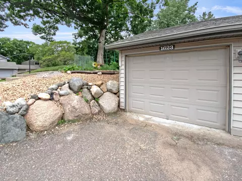 1623 N Brenner Pass, Fridley, MN 55432