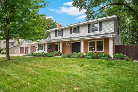 2400 Queens Dr, Woodbury, MN 55125