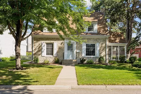 1617 Hollywood Ct, Falcon Heights, MN 55108