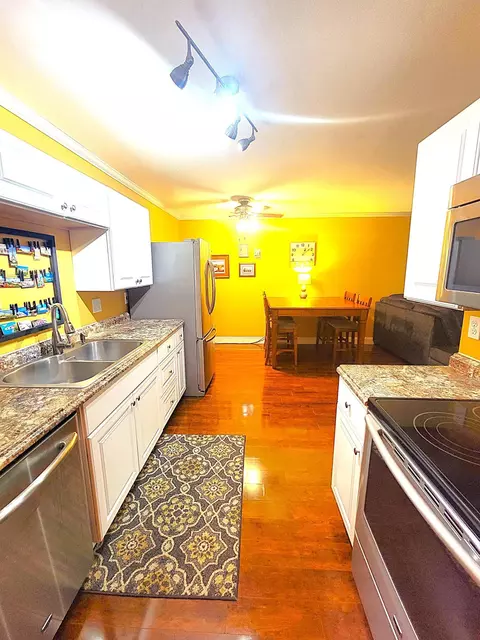 1304 W Medicine Lake Dr #120, Plymouth, MN 55441