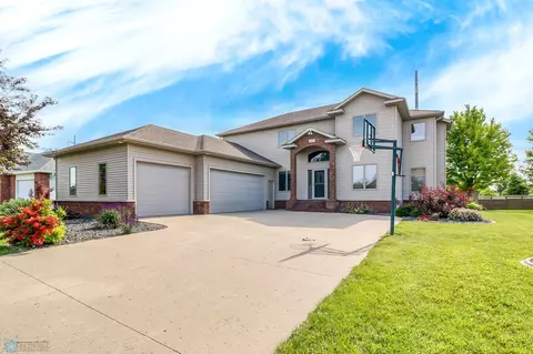 4220 58th St S, Fargo, ND 58104