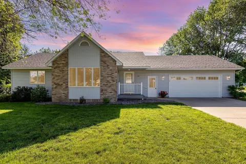 116 Chatfield Cir, Belle Plaine, MN 56011