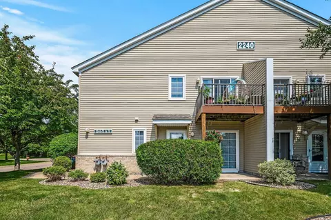 2240 Ranchview Ln #77, Plymouth, MN 55447