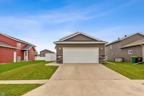 628 Westview Ln E, West Fargo, ND 58078