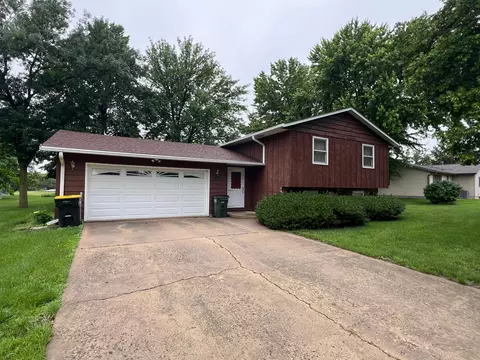 904 N 7th St, Olivia, MN 56277