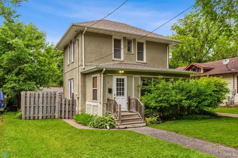 411 6th St S, Moorhead, MN 56560