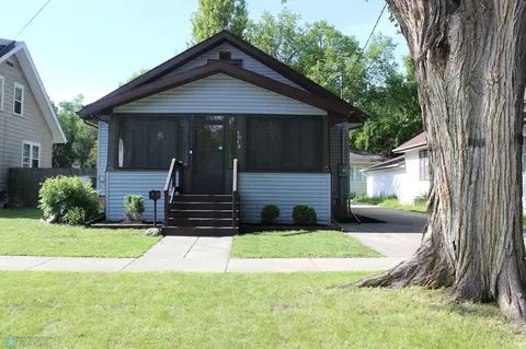 1018 10th Ave S, Fargo, ND 58103