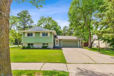 2739 Walnut Cir, Moorhead, MN 56560