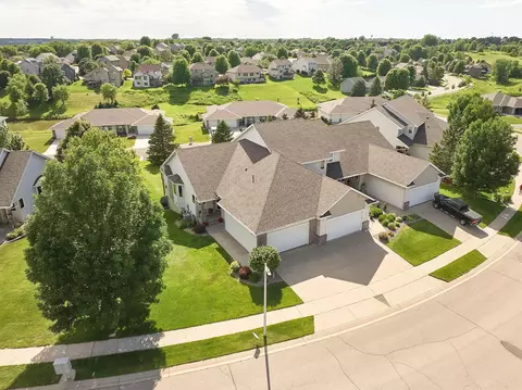 2054 Crimson Ridge Dr NW, Rochester, MN 55901