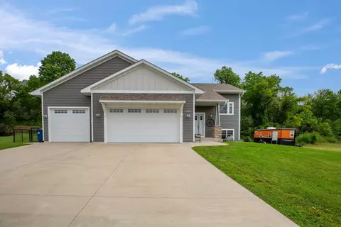 1506 Bethel Ct, Faribault, MN 55021