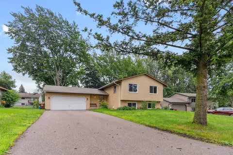 2086 Burr St N, Maplewood, MN 55117