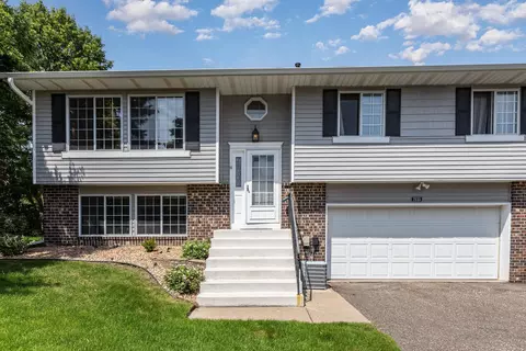 7655 13th St N, Oakdale, MN 55128