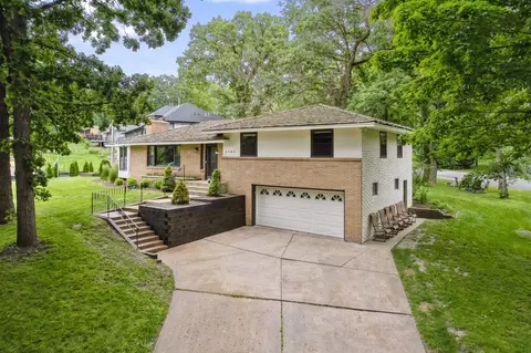 2504 Oakwood Dr, Burnsville, MN 55306