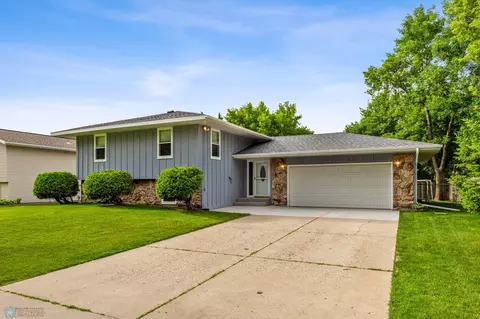 2214 28th Ave S, Fargo, ND 58103