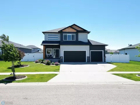 1065 Larkin Ln W, West Fargo, ND 58078