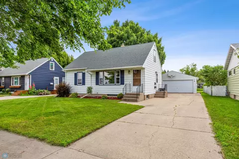 1316 11th St N, Moorhead, MN 56560