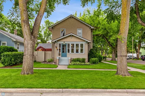 1020 12th Ave S, Fargo, ND 58103