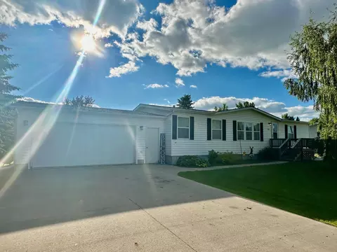 805 2nd Ave SW, Roseau, MN 56751