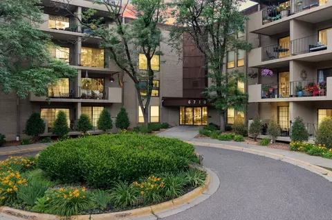 6710 Vernon Ave S #219, Edina, MN 55436