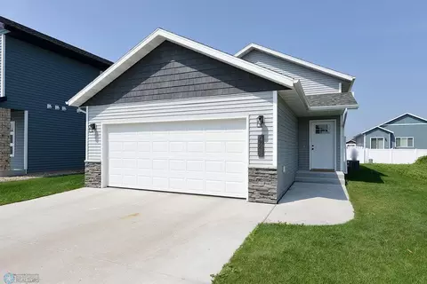 7243 26th St S, Fargo, ND 58104