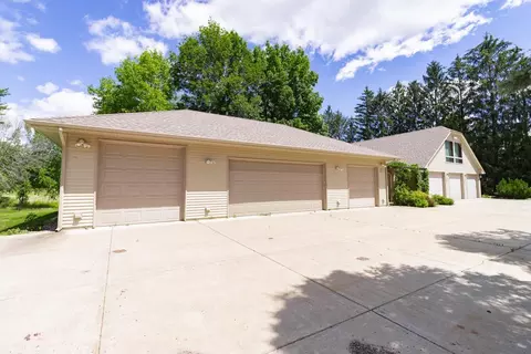 731 W 96th St, Chanhassen, MN 55317