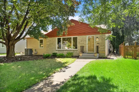 1476 California Ave W, Falcon Heights, MN 55108