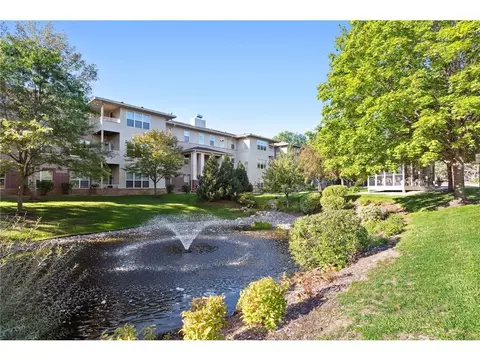 9225 Medicine Lake Rd #302B, Golden Valley, MN 55427