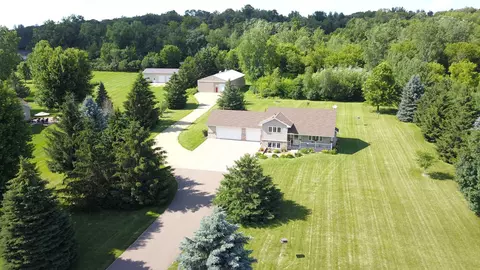 618 Oakley Cir, Hudson, WI 54016