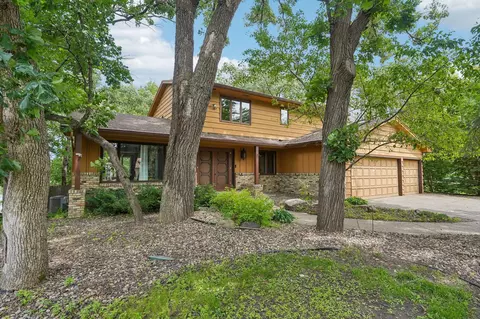 10075 Oak Shore Dr, Lakeville, MN 55044