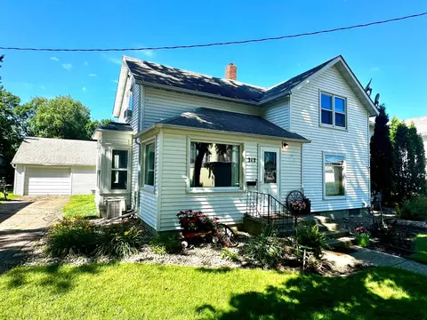 212 11th St, Heron Lake, MN 56137