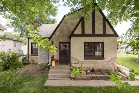 14 E 1st St, Morris, MN 56267