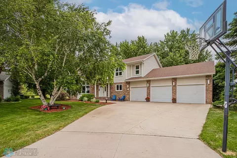 1826 Rose Creek Dr S, Fargo, ND 58104