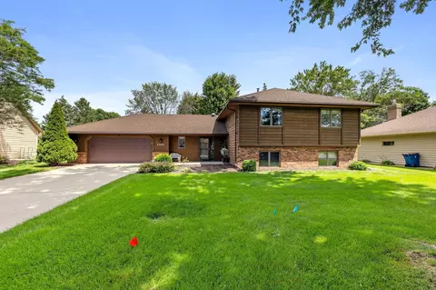 2483 Onyx Dr, Shakopee, MN 55379