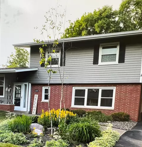 2553 Crestline Dr, White Bear Lake, MN 55110