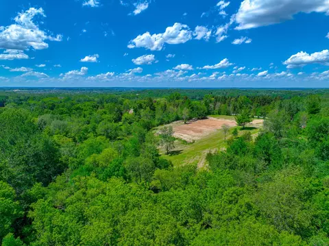 663 Deerwood Dr, Troy Twp, WI 54016