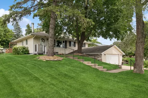 6640 4th St N, Oakdale, MN 55128