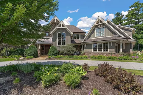 77 Monarch Way, North Oaks, MN 55127