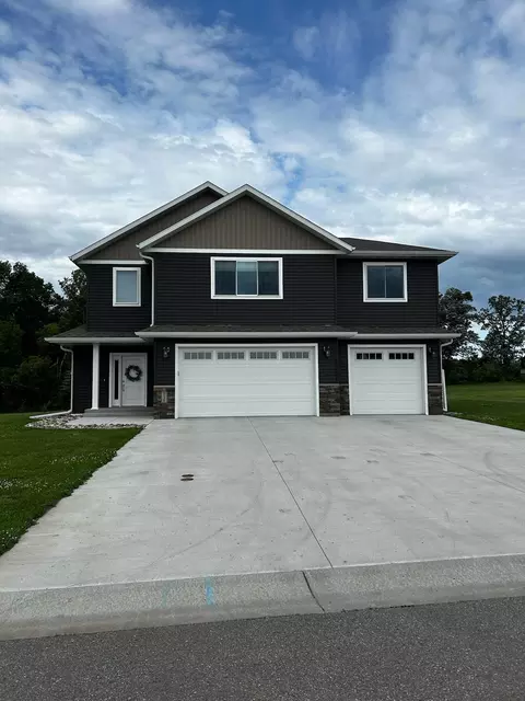 1030 Village Ln, Detroit Lakes, MN 56501