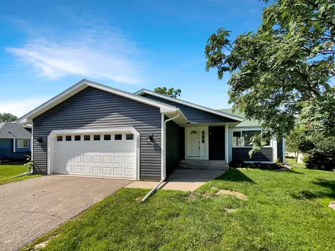 7656 Upper 24th St N, Oakdale, MN 55128