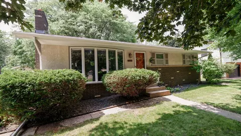 2321 Auerbach St, Roseville, MN 55113